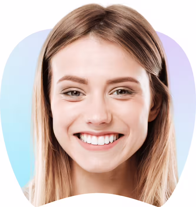 Smiling woman with straight teeth and healthy appearance, representing patient satisfaction and dental aesthetic outcomes at La Clínica Dental Roma.