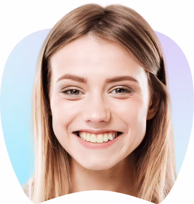 Smiling young woman with healthy teeth and long hair, representing patient satisfaction at La Clínica Dental Roma.