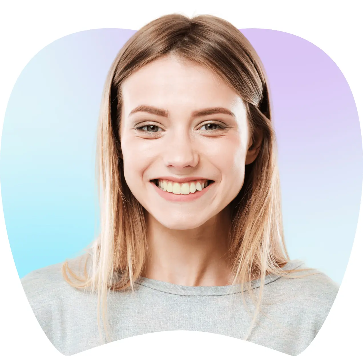 Smiling young woman with straight teeth and healthy smile, representing dental aesthetics and patient satisfaction at La Clínica Dental Roma.