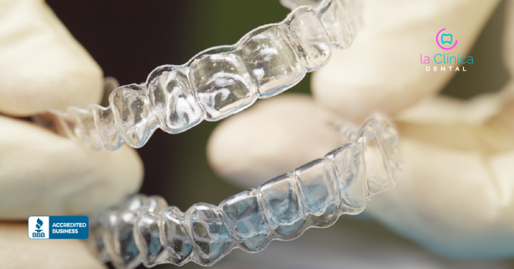 Guardas dentales invisalign en manos de un odontólogo, destacando la tecnología avanzada de La Clínica Dental.