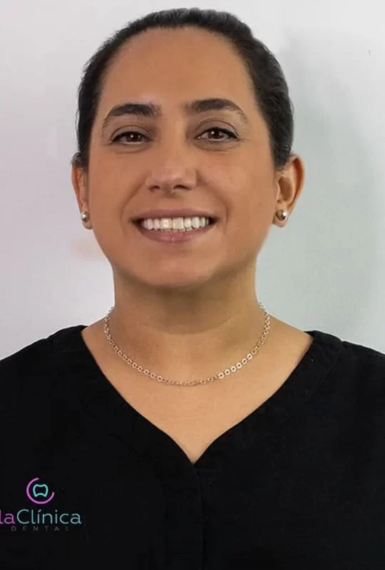 Dr. Jerem Yolanda C., specialist in Maxillofacial Surgery at La Clínica Dental, smiling in a professional setting.